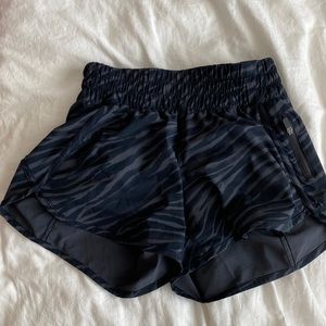 Lululemon Tracker 4” Shorts Black Tiger Stripe